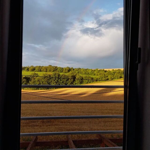 I takový vyhled s 🌈 můžete zažít u nás na penzionu. Bookujeme už rok 2025!

#ubytovani #ubytovaninajiznimorave #vinarskypenzion #vinojeradost #promilovnikyvina #kamnavino #kamovikendu #kamnavylet #vyletmorava #vyletpocesku