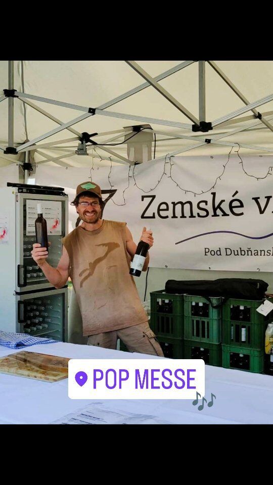 Jsme na Pop Messe a je to rachot - jak na stagích, tak u nás na stánku. Riesling je fuč, takže místo dospávání řešení doplnění zásob 🙈

#popmessebrno #popmessevelodrom #velodrombrno #zemskevinarstvi