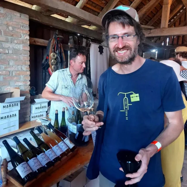 Byli jsme se inspirovat na festival naturálních vín - Autentikfest. Byla to pecka a ujištění, že zkoušet také cestu "nemanipulovaných" vín bez aditiv dává smysl.

#naturalnivina #kamnavino